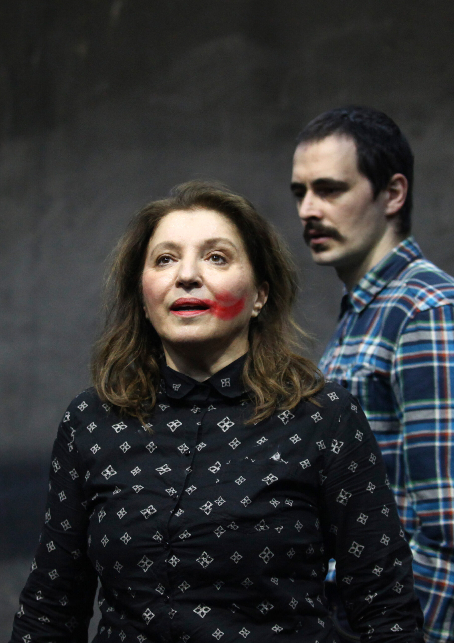 ”Vi är dom föräldrarna varnade oss för” – prisbelönt relationsdrama på Stora Teatern