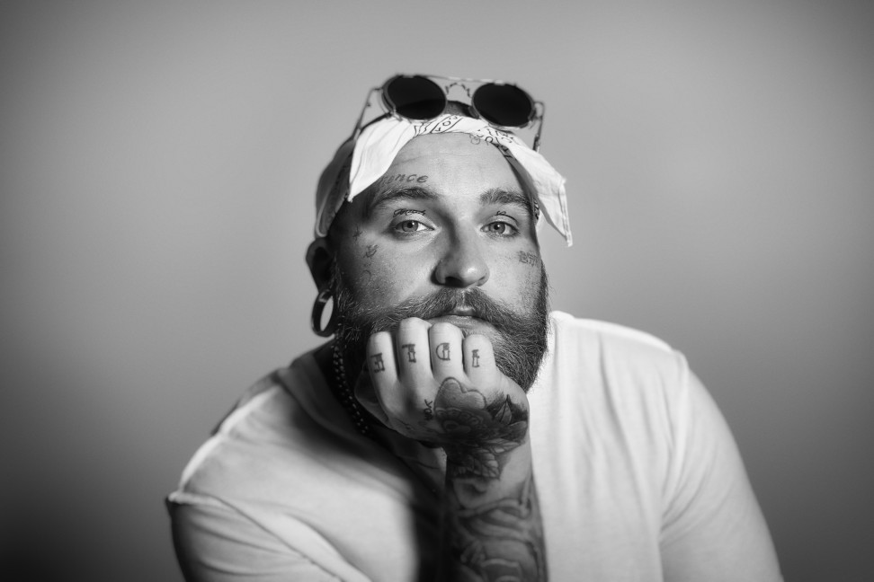 SINGER-SONGWRITERN TEDDY SWIMS TILL SVERIGE I VÅR!