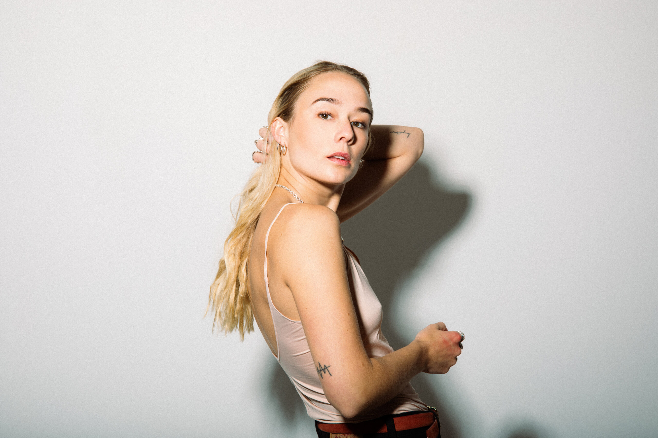 Hyllade Alba August på vinterturné 2022 med nytt album