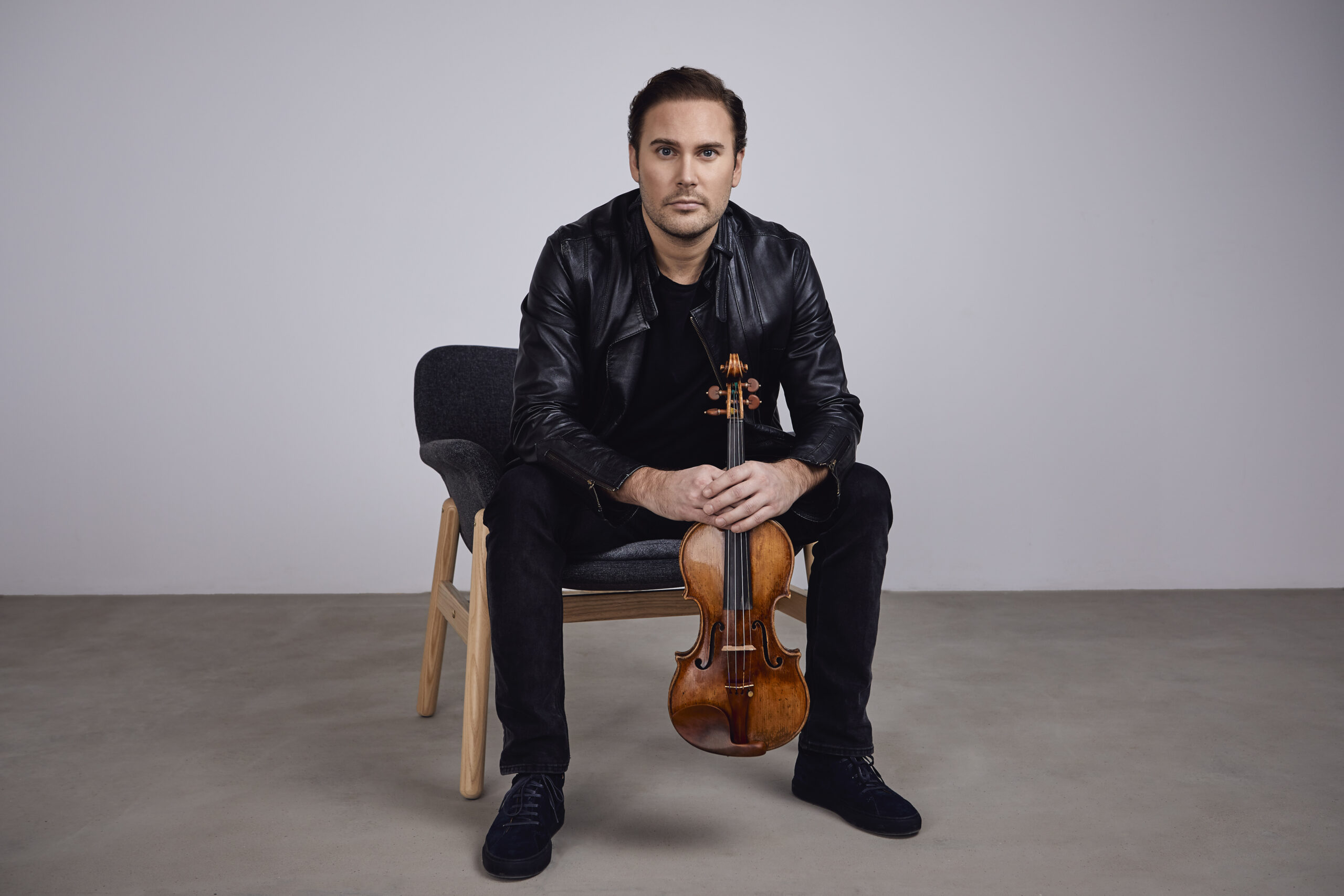 Stjärnviolinisten Christian Svarfvar moderniserar Bach tillsammans med London Philharmonic Orchestra